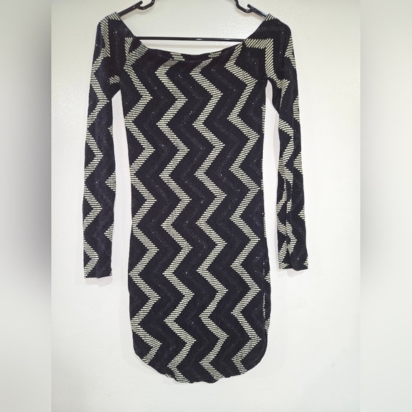 Lovely Day Black and Green Chevron Long Sleeve Dress Size S - Picture 2 of 4